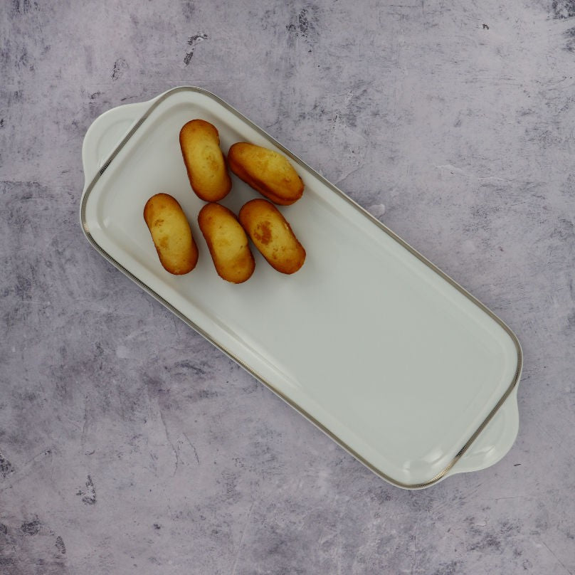 Cake dish with five madeleines